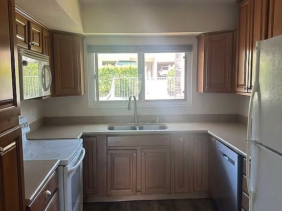 3rd image of 6816 Hyde Park Dr