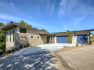 10500 Chateau Ln, Parkville, MO 64152