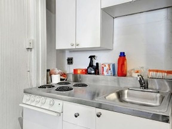 3rd image of 312 E 42nd St #807