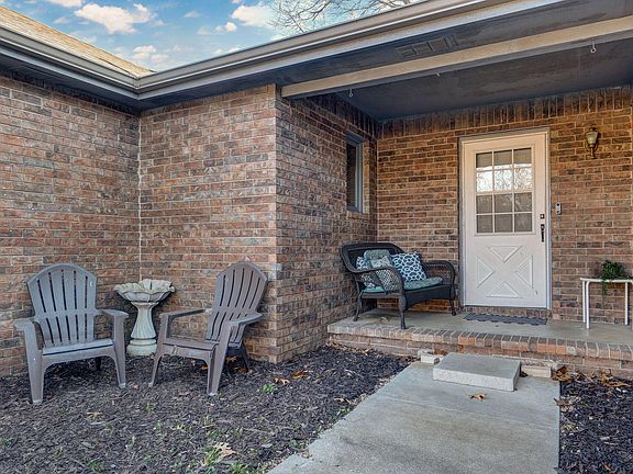 3rd image of 512 E Baldknobber Street