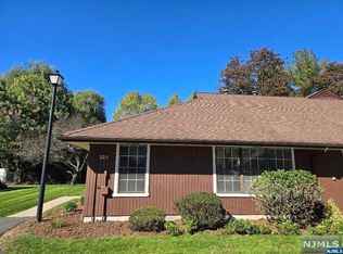 32-1 Tamaron Dr, Waldwick, NJ 07463