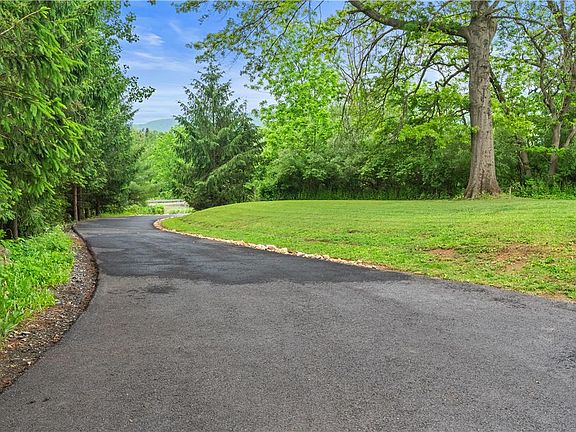 4th image of 1040 Riverview Dr