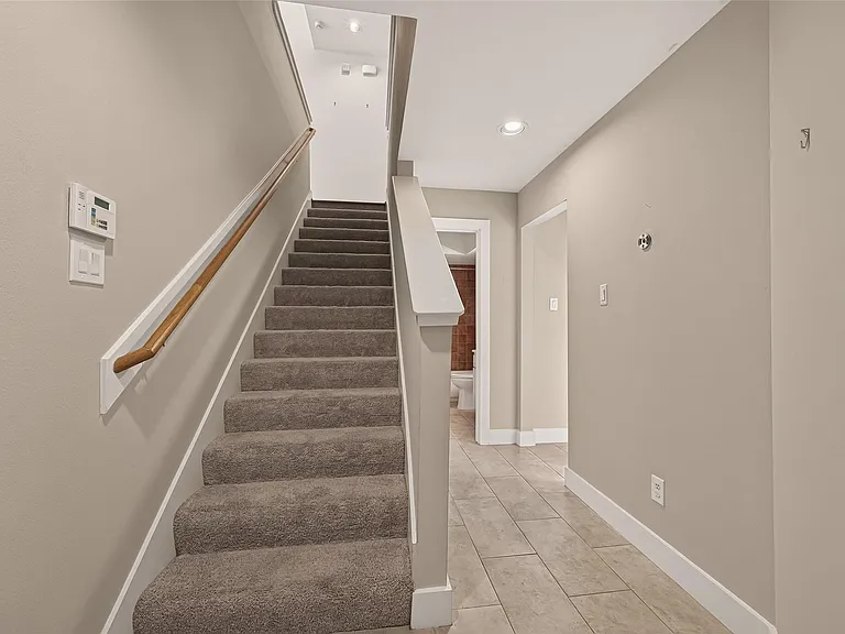 733 W 22nd St #D — Photo 10