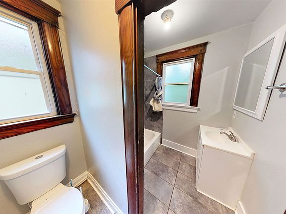 4th image of 2334 Stratford Ave