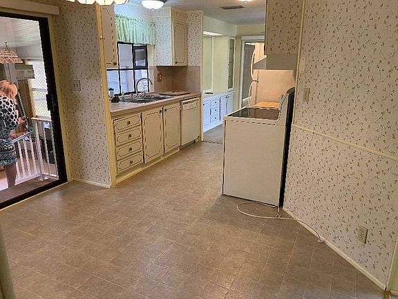 5th image of 156 Congress St