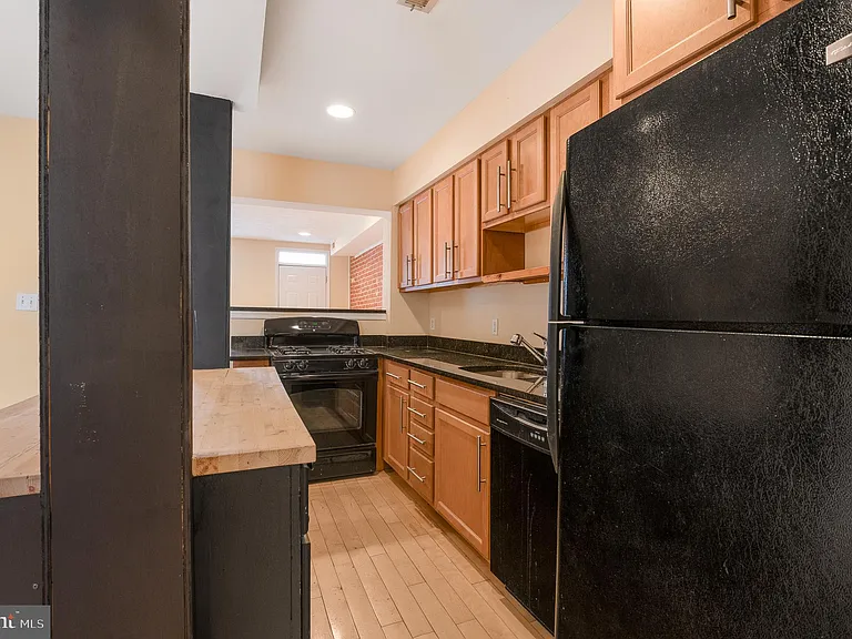 1123 W Lombard St — Photo 17