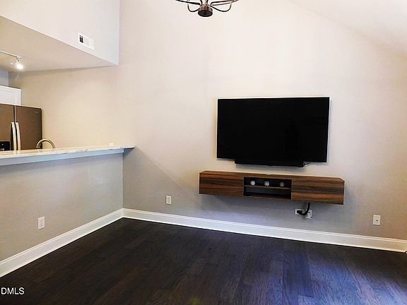 3rd image of 10 Crystal Oaks Ct