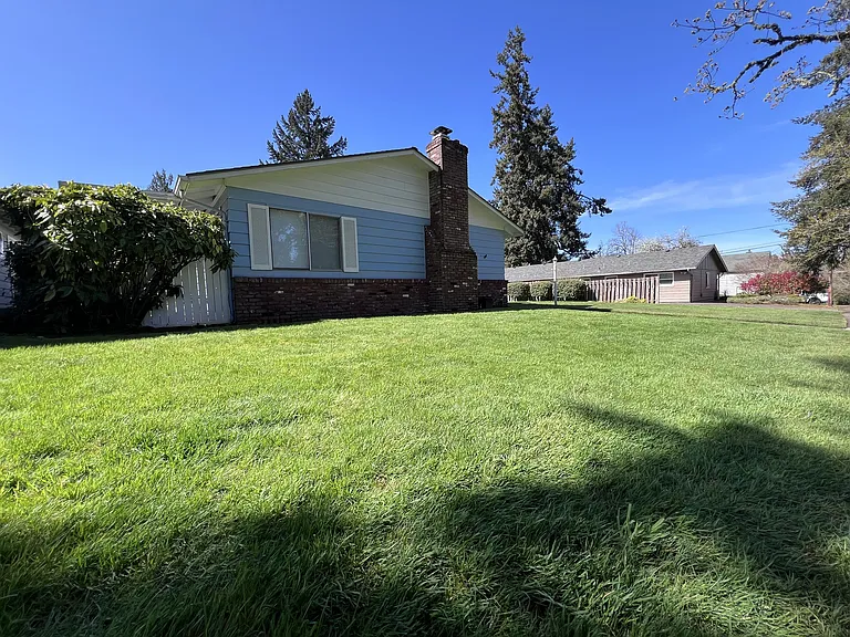 1347 Fir St S — Photo 22