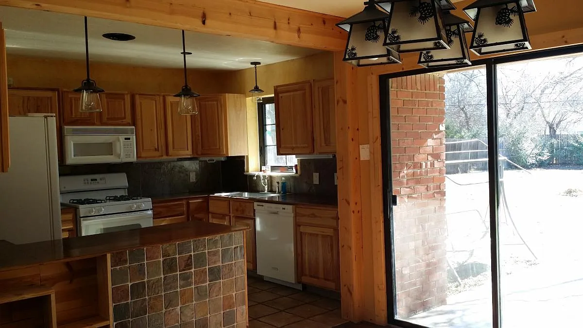 3 bed, 1.5 bath, 1300 sqft, $1,995 — Photo 3