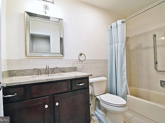 4th image of 21 Easton Dr