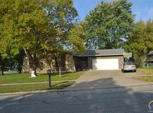 2729 SW Kingsrow Rd, Topeka, KS 66614