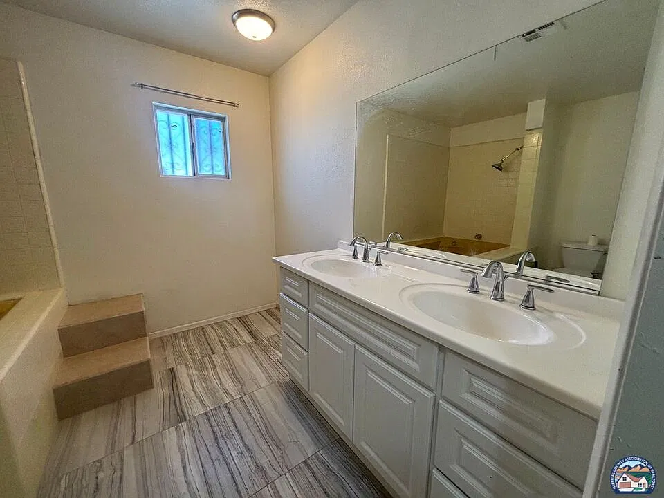 4 bed, 3.0 bath, 2000 sqft, $2,300 — Photo 2