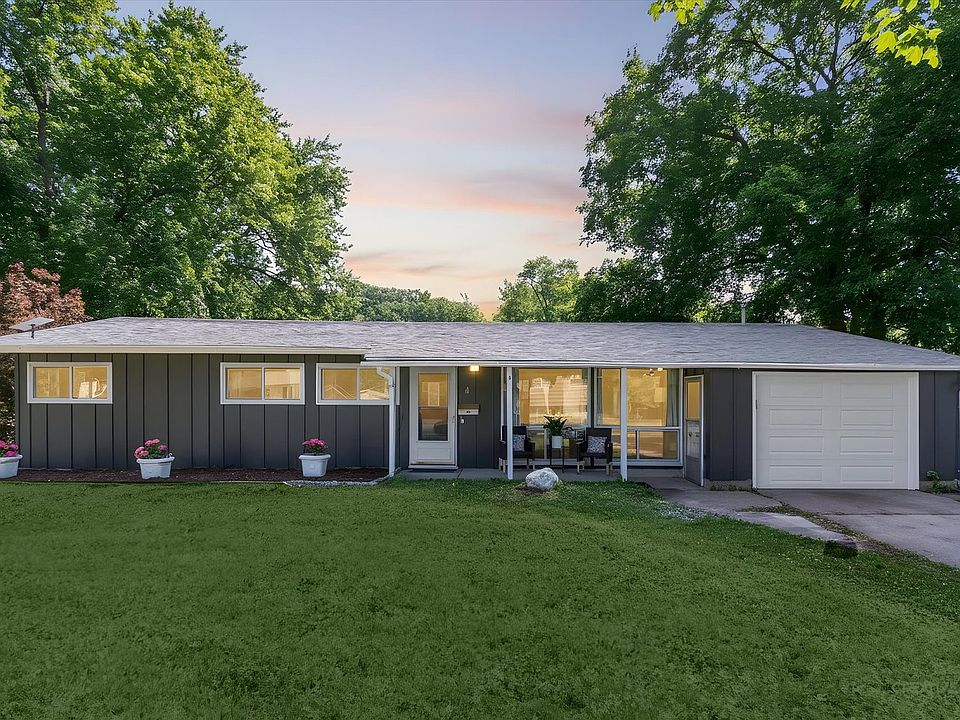 1st image of 4 Woodcliff Dr