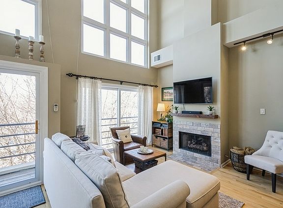 3rd image of 2827 N Lakewood Ave #Penthouse 2
