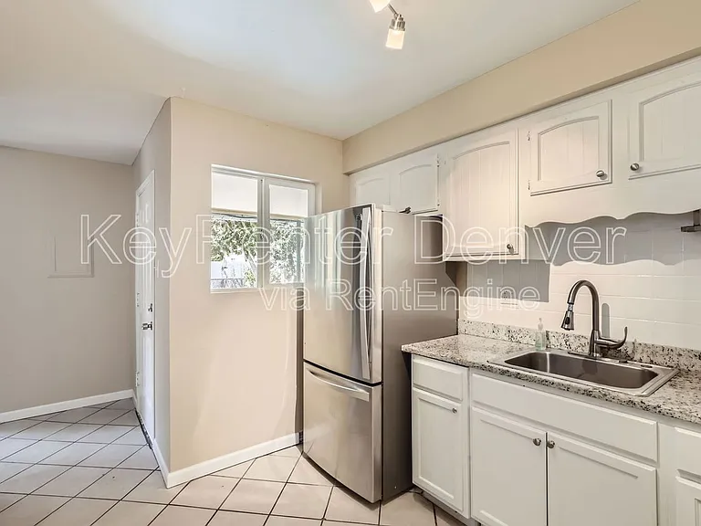 991 Vaughn St — Photo 6