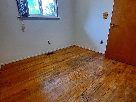 4th image of 28476 Marquette Ave