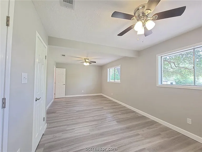 1409 Broadmoor Dr — Photo 7