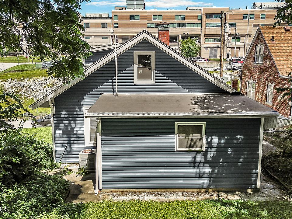 4th image of 1115 Oak St