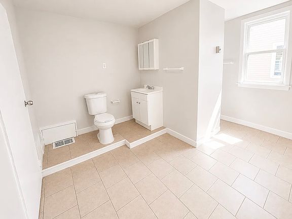3rd image of 262 W Ivy St