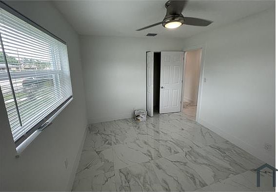 4th image of 372 NW 4th Ct