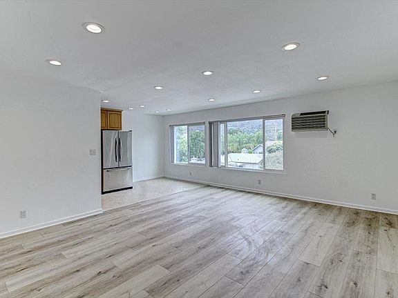 2nd image of 3907 La Crescenta Ave #209-1