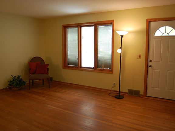 5th image of 119 10th Ave