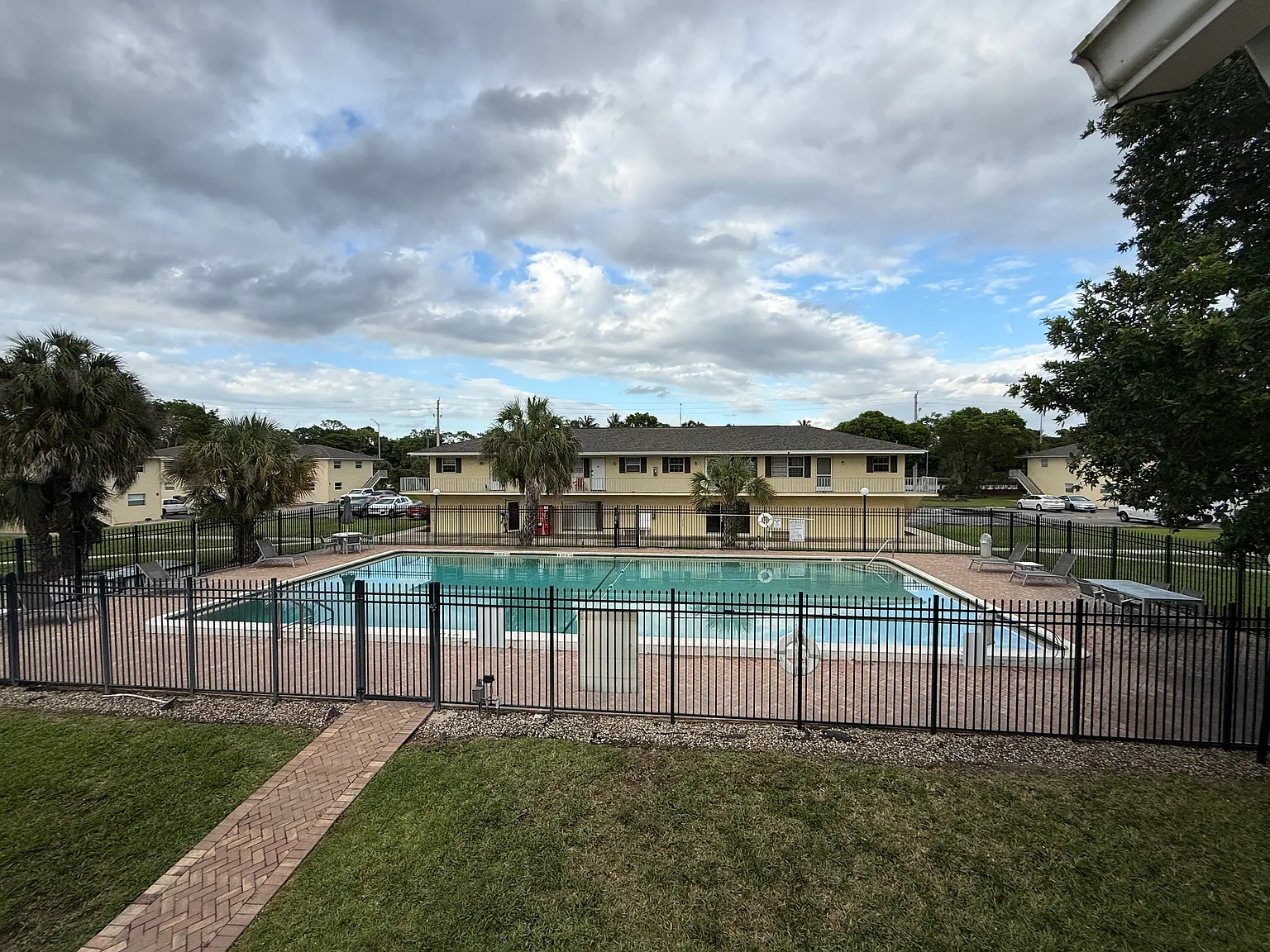 3325 Airport Rd N — Photo 1