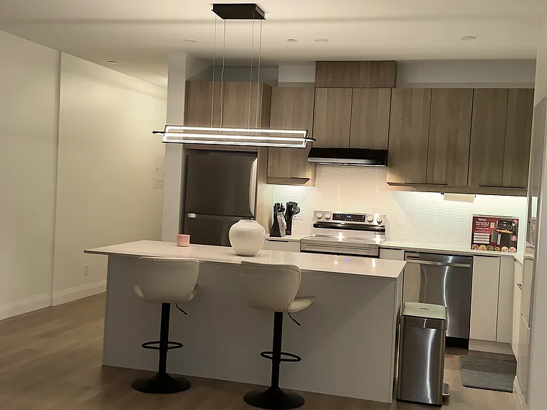 131 King St W — Photo 2