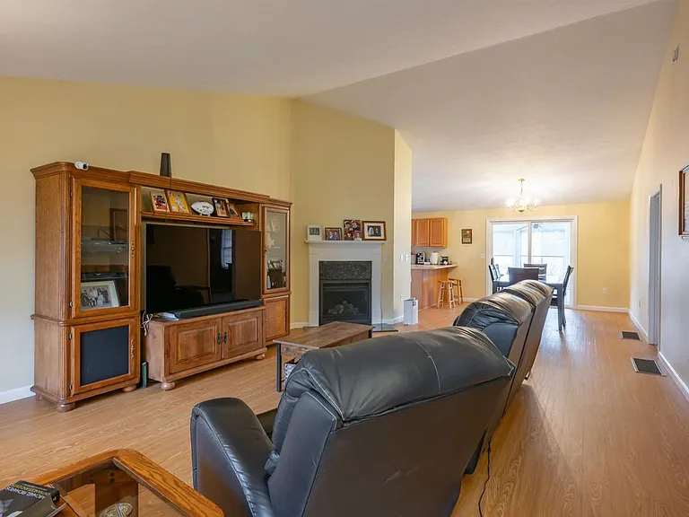 4 Myopia Ln — Photo 2