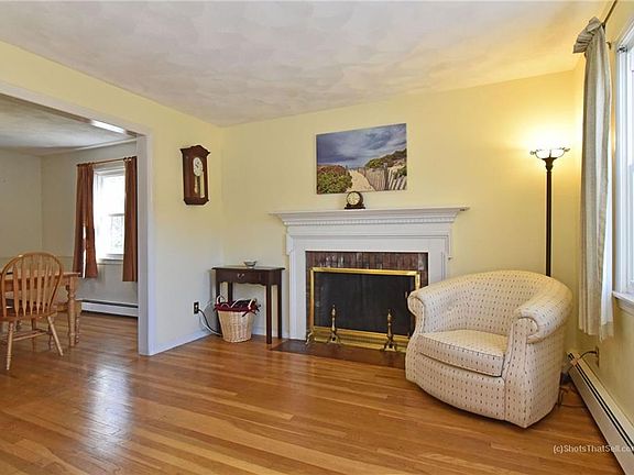 3rd image of 82 Glen Dr