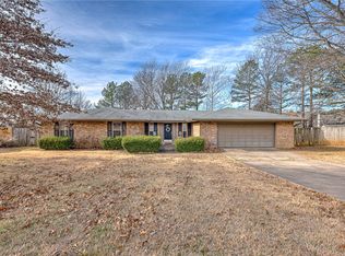 719 N Rockcliff Rd, Fayetteville, AR 72701