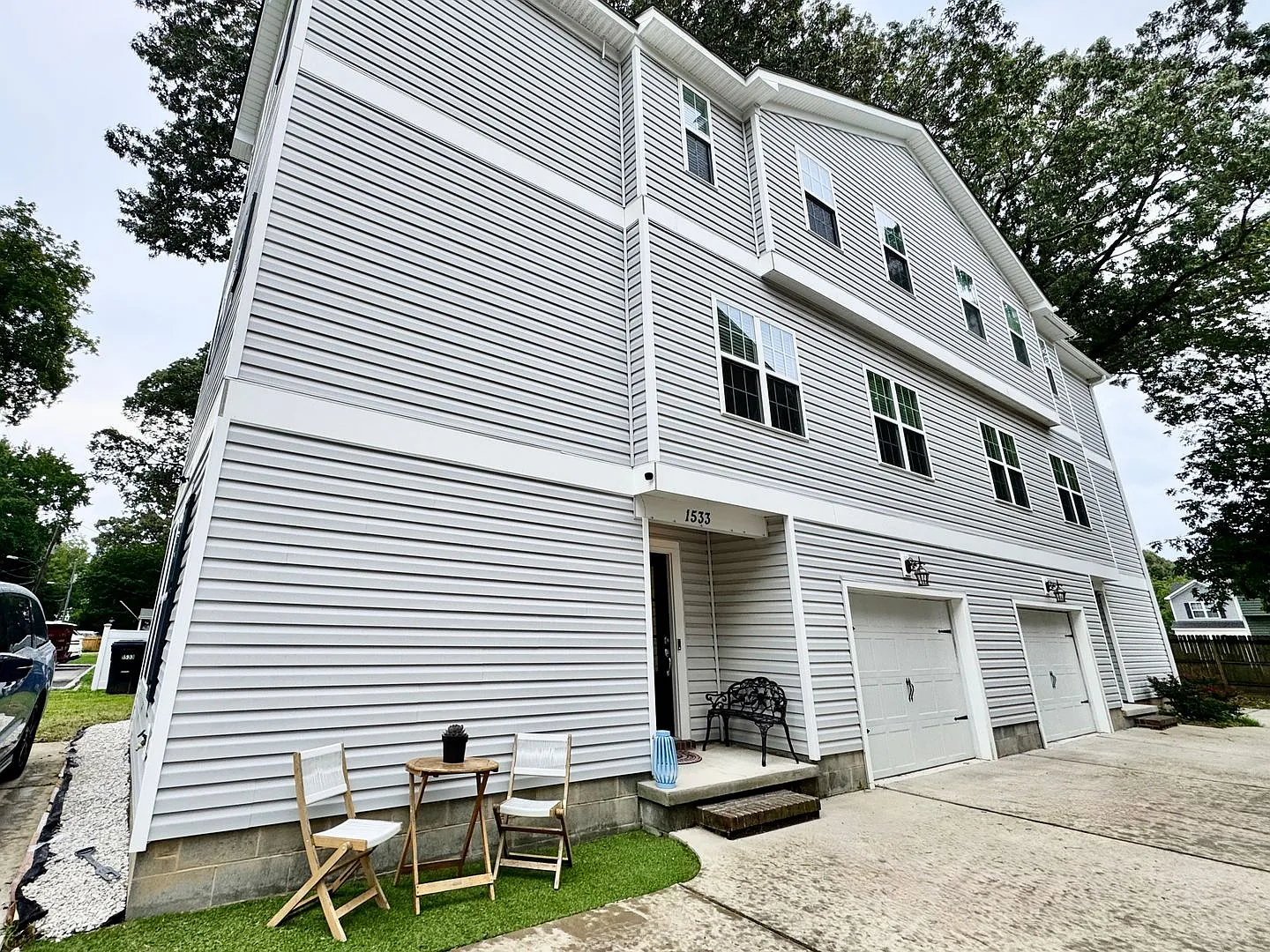Ready 09-08-26!! 3 Primary Suites - End-Unit - Attached Garage - All Appliances Convey!! — Photo 1