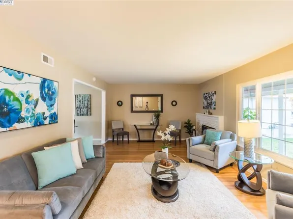 1352 Thornwall Ln, Hayward, CA 94545