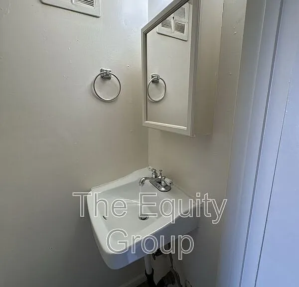 402 N West St — Photo 9