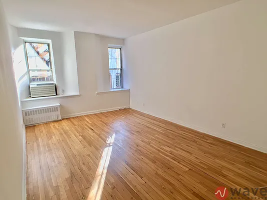 Rented by Wave Real Estate Group | media 10