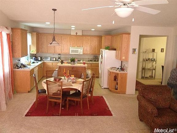 Kitchen. Island & Dining