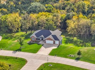 2040 Cedar Hill Ave SE, Dyersville, IA 52040