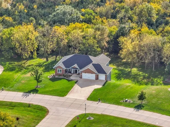 2040 Cedar Hill Ave SE, Dyersville, IA 52040