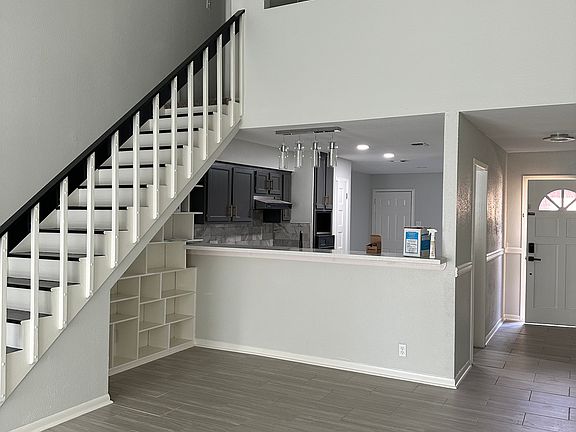 5th image of 613 N Valderas St