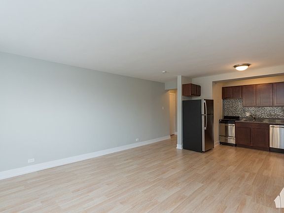 2nd image of 445 W Wellington Ave APT 4D