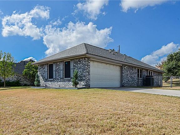 3rd image of 4801 Castlewood Dr