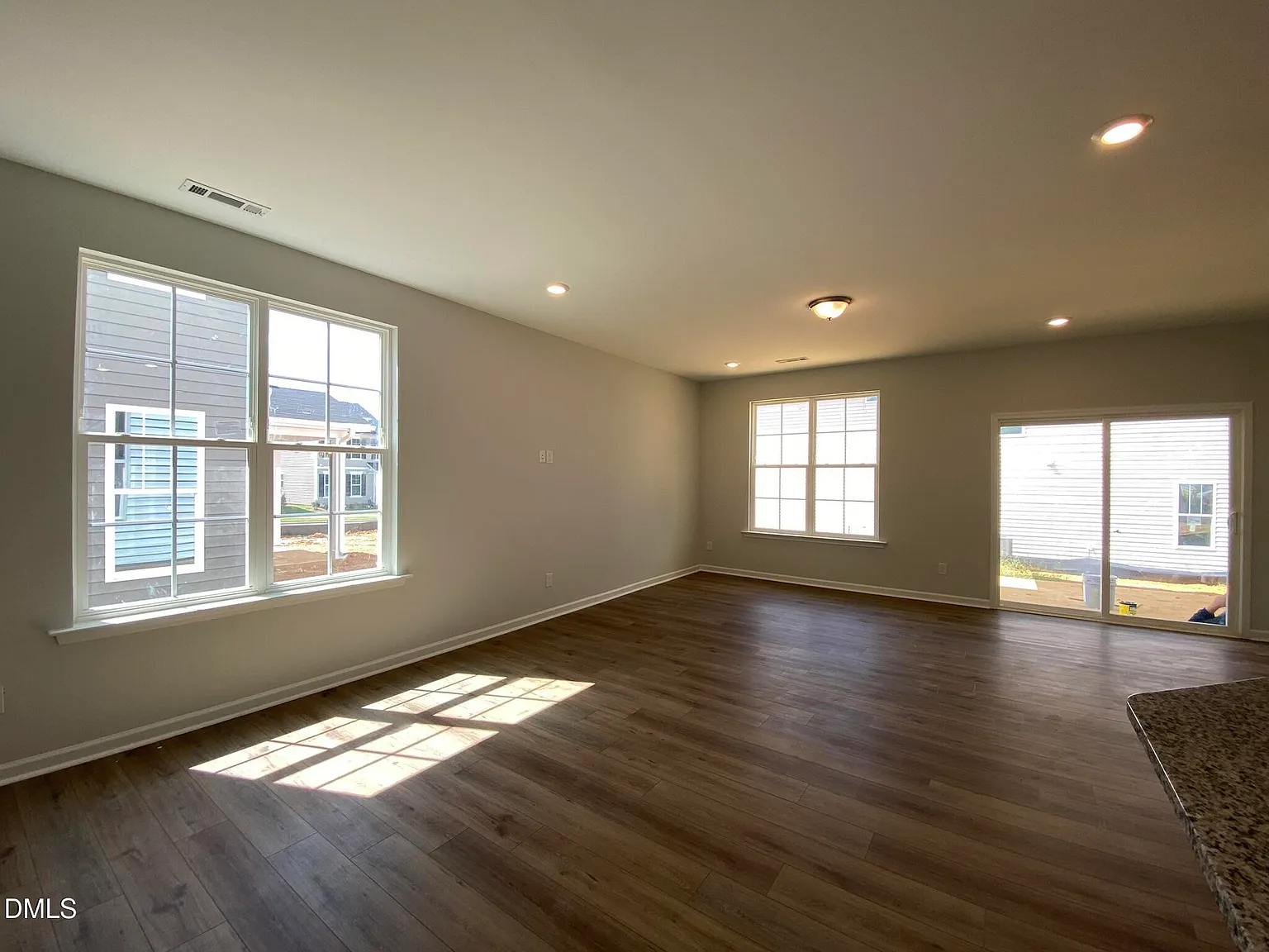 4 bed, 2.5 bath, 2400 sqft, $2,095 — Photo 4