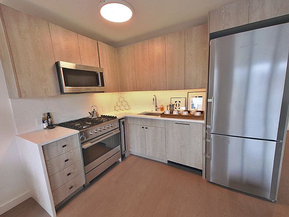 3rd image of 220 E 72nd St #12B1