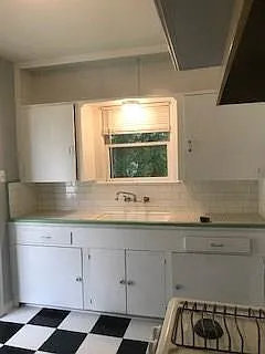 2 bed, 1.0 bath, 2100 sqft, $1,595 — Photo 2