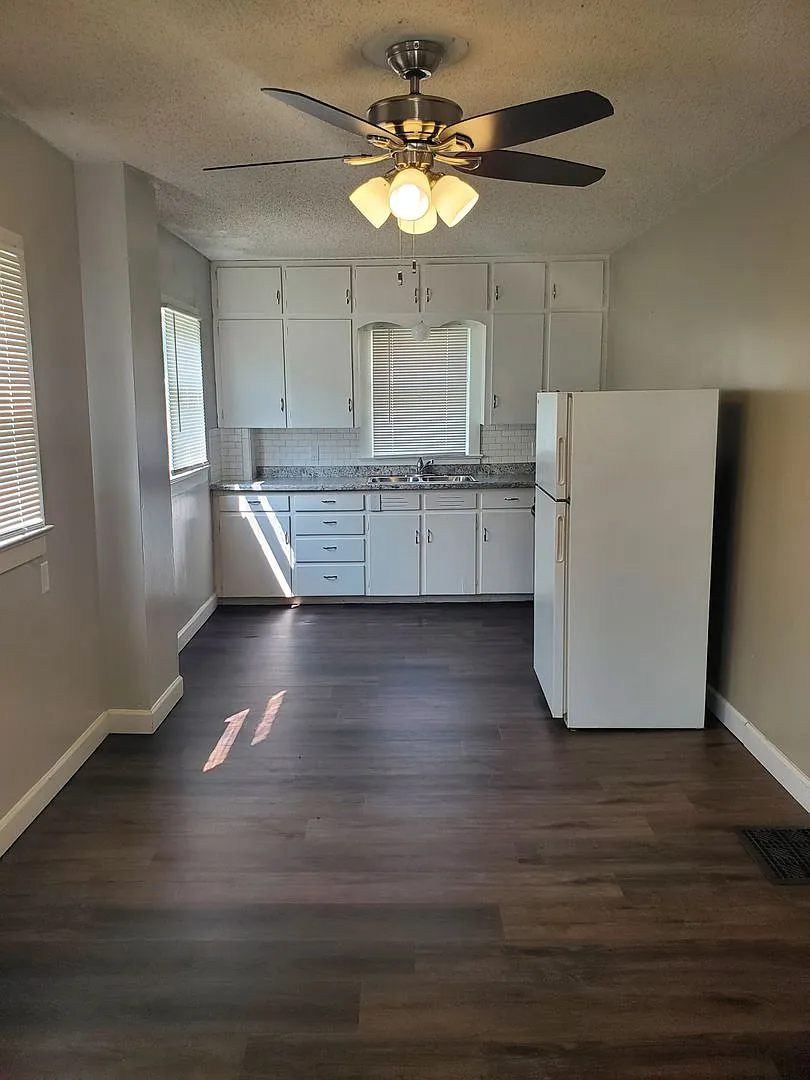 Remodeled 2 Bd with huge kitchen, dining room and living room — Photo 2