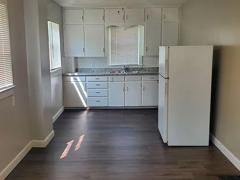 Remodeled 2 Bd with huge kitchen, dining room and living room — Photo 2