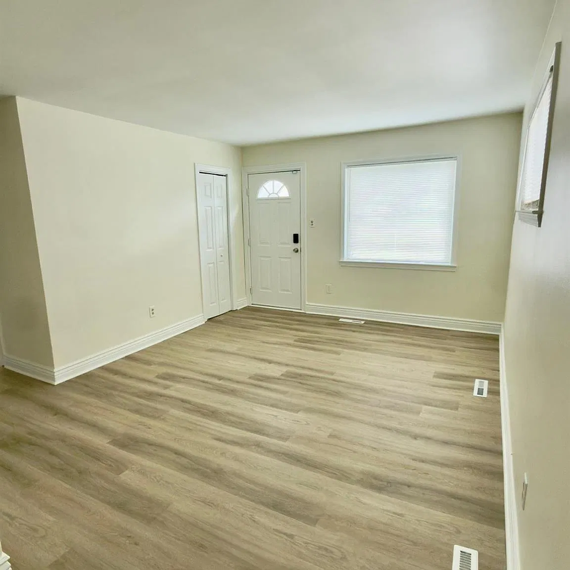 3 bed, 1.0 bath, 986 sqft, $1,700 — Photo 3