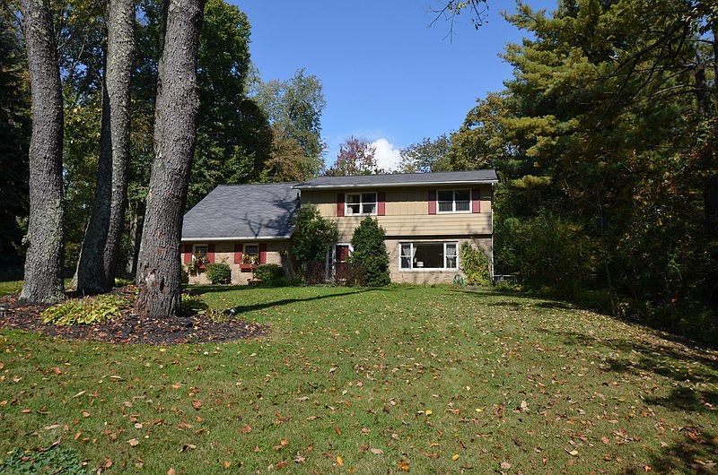 1st image of 16 Louise Dr