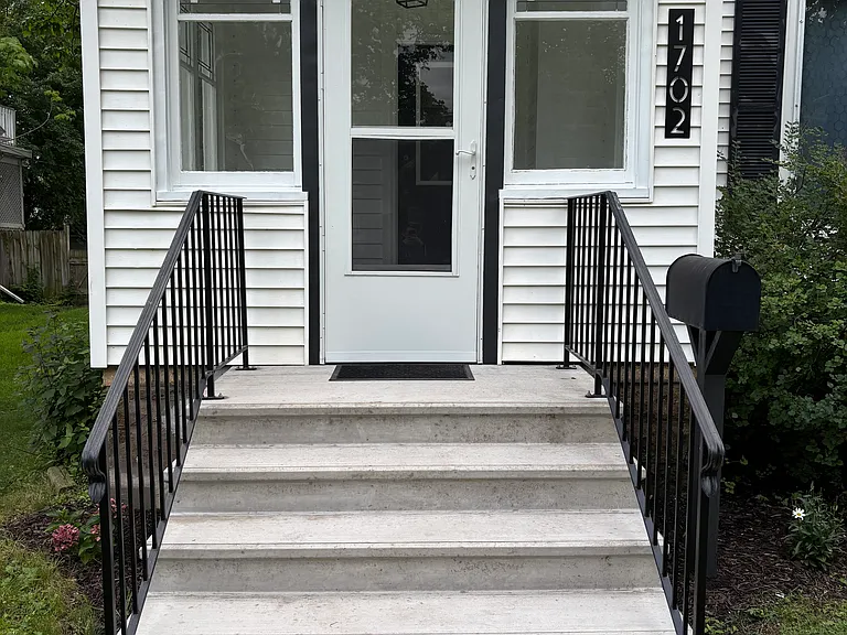 1702 Ferry St — Photo 2