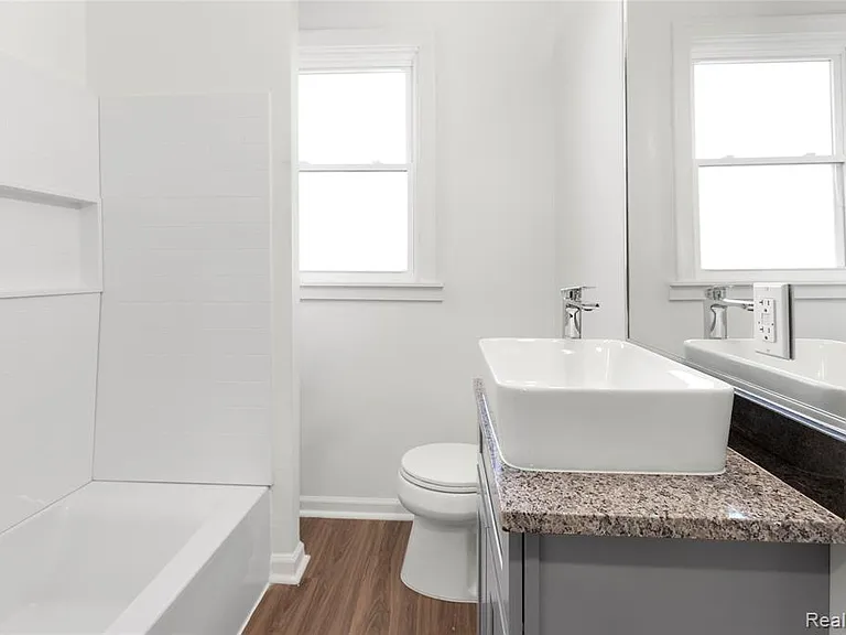 70 Clairmount St #2B — Photo 5